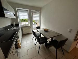 a kitchen with a table and chairs in a room at Giulia Ferienwohnung - Zentral in Tuttlingen