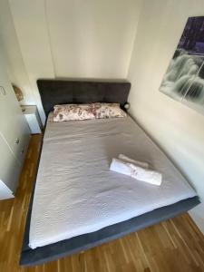 - un petit lit dans une petite chambre avec un matelas dans l'établissement Apartman Una, à Čačak