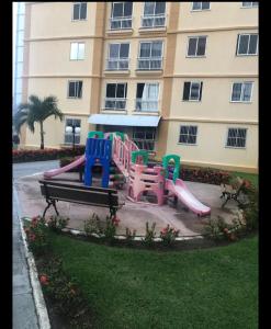 um parque infantil com um escorrega em frente a um edifício em Ap. Espetacular. À 5 minutos da praia. em Aracaju