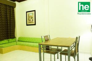 - une salle à manger avec un canapé, une table et des chaises dans l'établissement He Centro - Desayuno incluido, à Tuxtla Gutiérrez