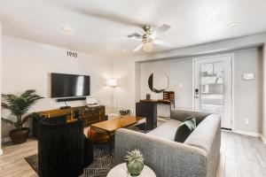 uma sala de estar com um sofá e uma televisão de ecrã plano em Rhythmic Retreat em Scottsdale