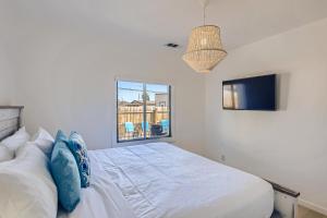 - une chambre blanche avec un lit et une fenêtre dans l'établissement The Cosmopolitan Cottage, à Phoenix