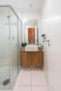 La salle de bains est pourvue d'un lavabo et d'une douche. dans l'établissement Studio Sky 78 Centro, à São Paulo