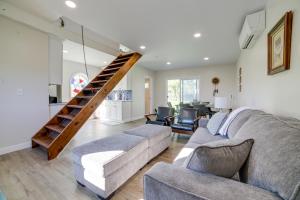 ein Wohnzimmer mit einem Sofa und einer Treppe in der Unterkunft Wolf Lake Vacation Rental with Fire Pit! in Jackson