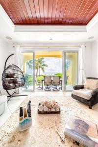 Gallery image of Paradise Retreat, A Tropical Oceanfront Villa in Freeport