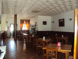 un restaurante con mesas de madera y sillas en una habitación en El Aceitón, en Cortegana