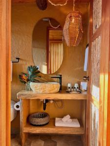 a bathroom with a sink and a mirror at LA PERLA FINCA HOTEL in Gigante