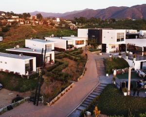 une vue aérienne sur un bâtiment avec des montagnes en arrière-plan dans l'établissement La Cima del Valle, à Valle de Guadalupe