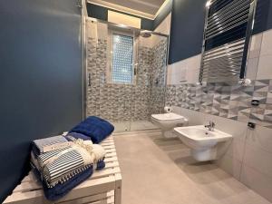 ein Bad mit einem Waschbecken, einem WC und einer Dusche in der Unterkunft Faro Sul Mare Luxury Apartment - Zona Fiera in Bari