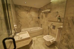 Bagno di Gold's Pyramids Hotel