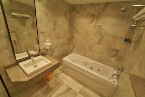 Bagno di Gold's Pyramids Hotel