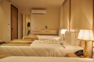 Letto o letti in una camera di Gold's Pyramids Hotel