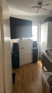 een woonkamer met een grote flatscreen-tv bij Hyllie in Malmö