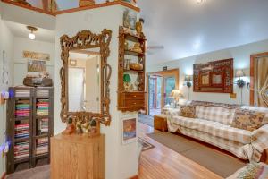 uma sala de estar com um sofá e um espelho em Secluded Placerville Rental Cabin Walk to River! em Fair Play