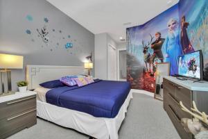 En eller flere senge i et værelse på NEW awesome dream house, 5 Min to Disney + 27 billeder