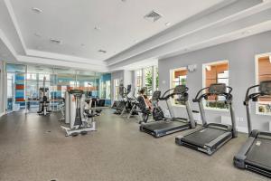 Fitnesscentret og/eller fitnessfaciliteterne på NEW awesome dream house, 5 Min to Disney