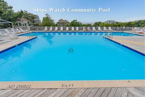 una grande piscina in un resort con acqua blu di The Taylor at Ships Watch a Duck Altre 33 foto