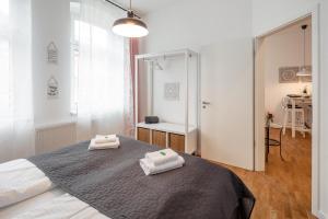 1 dormitorio con 1 cama con 2 toallas en Goethe Palais Suite Charlotte 4P l Lift I Parkplatz, en Aue