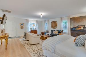 Cave SpringIdyllic Cave Spring Studio with Patio and Fire Pit!的客厅里有一张白色的床和一张沙发 更多16张照片