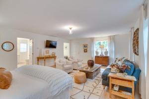 Cave SpringIdyllic Cave Spring Studio with Patio and Fire Pit!的一间带床的卧室和一间客厅