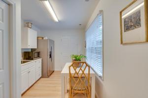 Idyllic Cave Spring Studio with Patio and Fire Pit!的厨房或小厨房