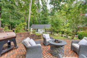 Idyllic Cave Spring Studio with Patio and Fire Pit!外面的花园