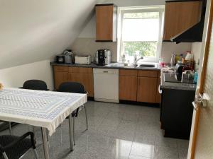 una piccola cucina con un tavolo e un lavandino di Idyllische Ferienwohnung a Wittenburg Altre 4 foto