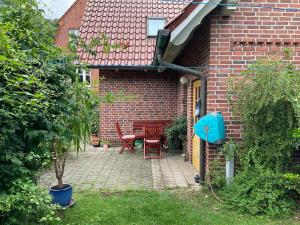 un patio con tavolo e sedie in una casa di mattoni di Idyllische Ferienwohnung a Wittenburg