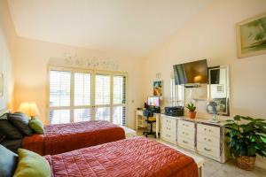 Et tv og/eller underholdning på Golf Course View and Pool Access Palm Desert Condo