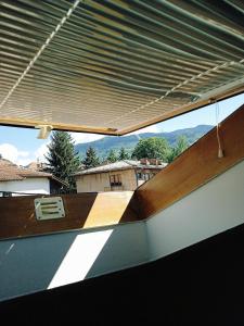 - une vue sur un skatepark depuis une fenêtre dans l'établissement Hostel Center Luxury, à Sarajevo