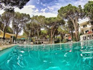 Bazén v ubytování Marea Resort nebo v jeho okolí