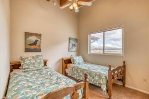 Un dormitorio con dos camas y una ventana. en 032 - Lakefront Village Escape - Meredith Lodging, en Big Bear Lake