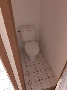 W pokoju znajduje się łazienka z białą toaletą. w obiekcie Résidence cap océan, Port du Crouesty w mieście Arzon