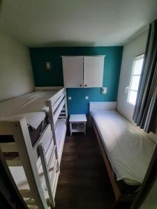 Mały pokój z 2 łóżkami piętrowymi i oknem w obiekcie Résidence cap océan, Port du Crouesty w mieście Arzon