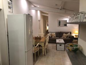 uma cozinha e sala de estar com um frigorífico em Gîte des Tournesols em Oradour-Fanais