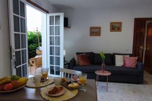 een woonkamer met een tafel met fruit erop bij Finca de Sal in Mazo