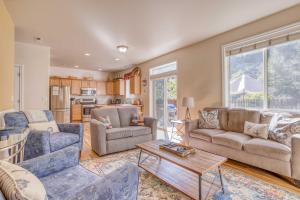 a living room with two couches and a table at The Osprey - Meredith Lodging in Bend