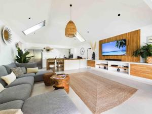 a living room with a couch and a tv at Villa Vi - St Barth in Saint Barthelemy
