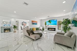 ein Wohnzimmer mit 2 Sofas und einem Kamin in der Unterkunft Miami House with Hot Pool-spa & Pool table L48 in Hialeah