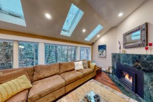 ein Wohnzimmer mit Couch und Kamin in der Unterkunft Club Sugarbush 31 32 in Warren