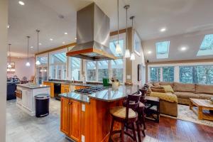 eine Küche und ein Wohnzimmer mit einem Herd mit Backofen in der Unterkunft Club Sugarbush 31 32 in Warren