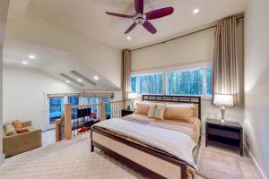 ein Schlafzimmer mit einem Bett und einem Deckenventilator in der Unterkunft Club Sugarbush 31 32 in Warren