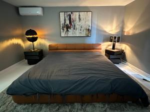 una camera con un grande letto e due lampade di Vista Bliss Retreat-Private Room a Los Angeles