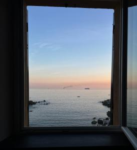 una finestra con vista sull'oceano di La Perla di Boccadasse a Genova