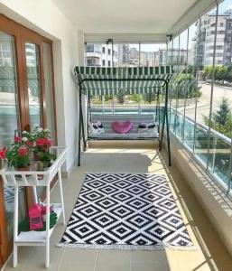 een balkon met een bed en een tapijt bij Villa in zamzam city 