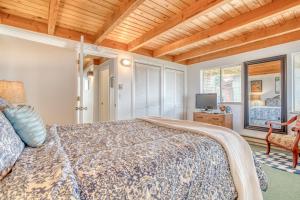 een slaapkamer met een bed en een televisie. bij 1058 Beach MCA 59 - Meredith Lodging in Manzanita