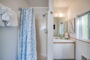 een badkamer met een douchegordijn en een wastafel bij 1058 Beach (MCA 59) in Manzanita