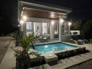 Φωτογραφία από το άλμπουμ του Gracehaven Villas -Choose you own private villa with pool - 250 yds to Grace Bay beach σε Providenciales