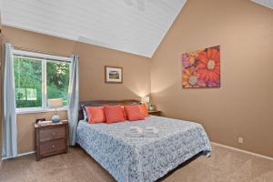 a bedroom with a bed and a window at Enchantment Haus in Leavenworth