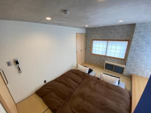 een kleine slaapkamer met een groot bed. bij 日月庵 BnB Sunmoon in Kanazawa